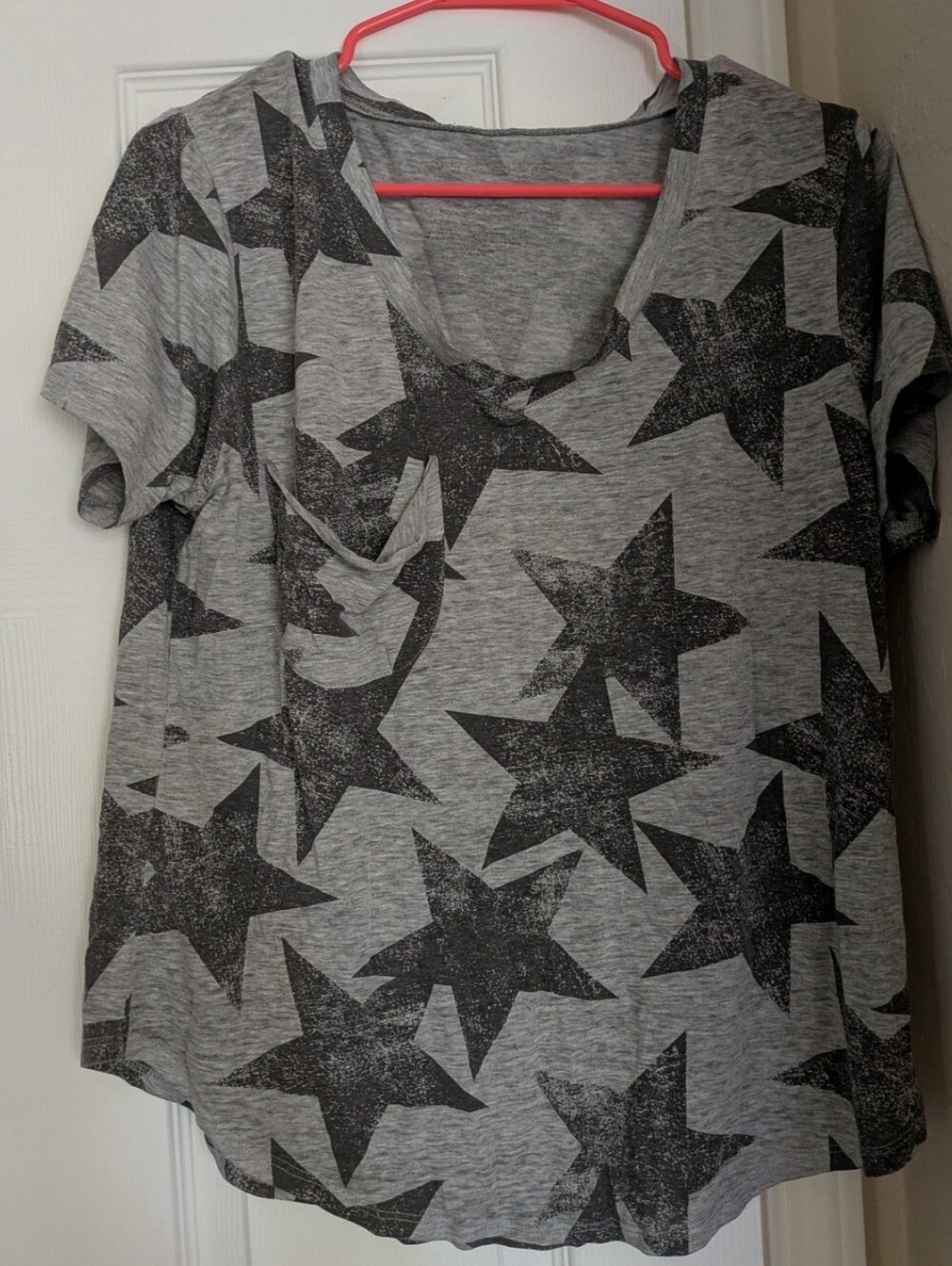 Women’s Gray Star Print V-Neck Pocket Tee